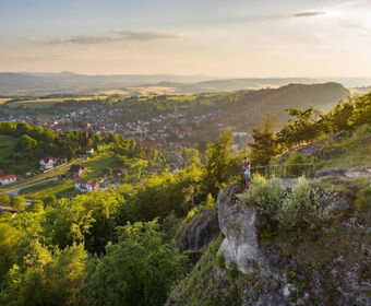 Landschaftsaufnahme mit Morgentorfelsen und Ausblick über den Ort und die Umgebung
