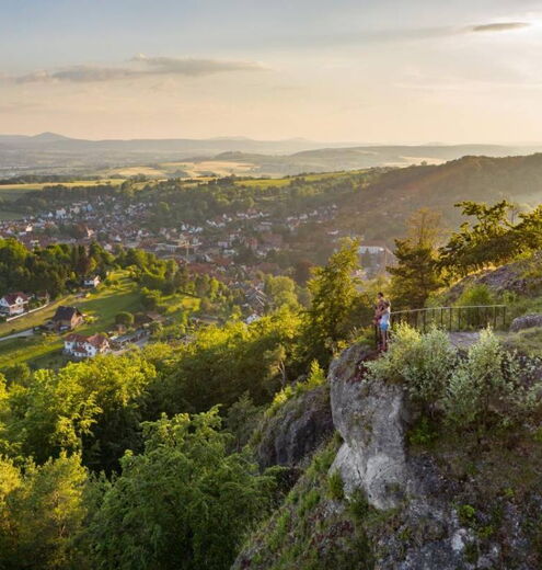 Landschaftsaufnahme mit Morgentorfelsen und Ausblick über den Ort und die Umgebung