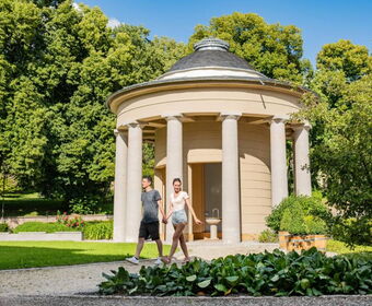 Landschaftsaufnahme mit Brunnentempel und Heilwasserbrunnen