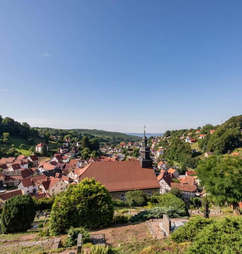 Landschaftsaufnahme mit Blick auf die Barockkirche und das Bergdorf Steinbach