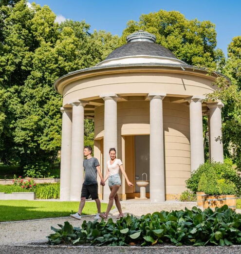 Landschaftsaufnahme mit Brunnentempel und Heilwasserbrunnen